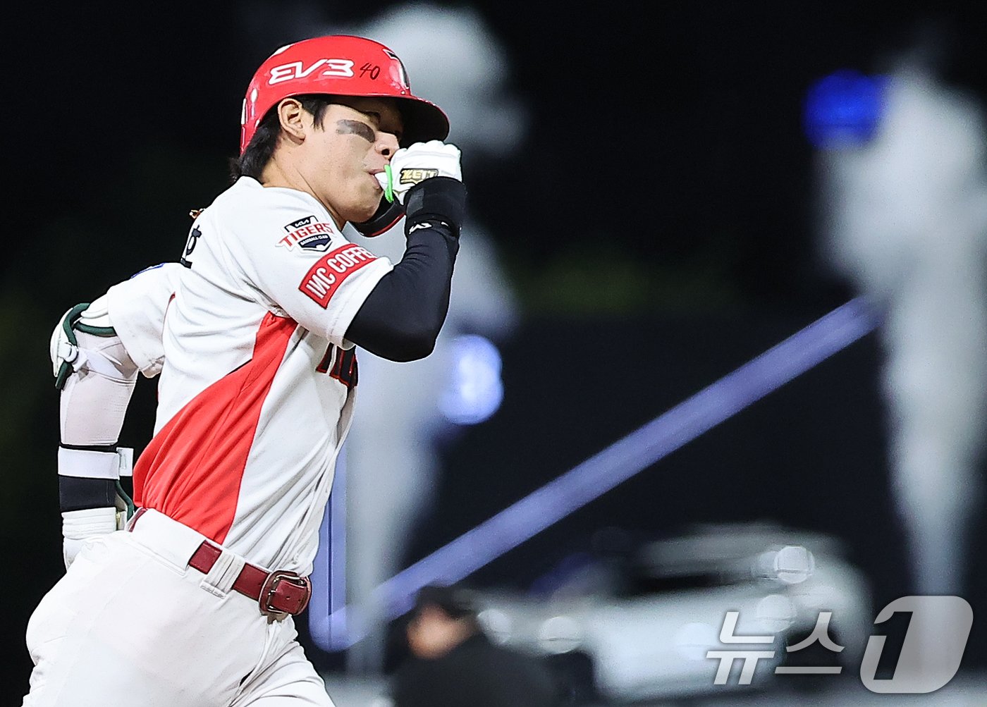 본문 이미지 - 24일 오후 광주 기아챔피언스필드에서 열린 '2024 신한 SOL 뱅크 KBO리그' 삼성 라이온즈와 KIA 타이거즈의 경기, KIA 박찬호가 4회말 2사 2루에서 투런홈런을 친 뒤 세리머니를 하며 그라운드를 돌고 있다. 2024.9.24/뉴스1 ⓒ News1 김진환 기자