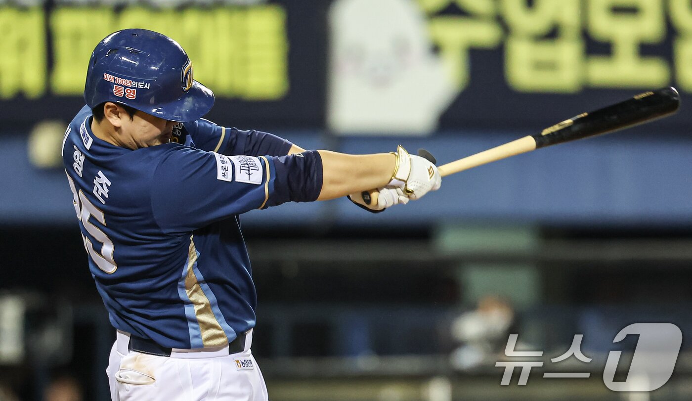 본문 이미지 - 24일 오후 서울 송파구 잠실야구장에서 열린 프로야구 '2024 신한 SOL 뱅크 KBO리그' NC 다이노스와 두산 베어스의 경기, 6회초 2사 2루 상황에서 NC 김형준이 1타점 적시타를 치고 있다. 2024.9.24 ⓒ 뉴스1 김도우 기자