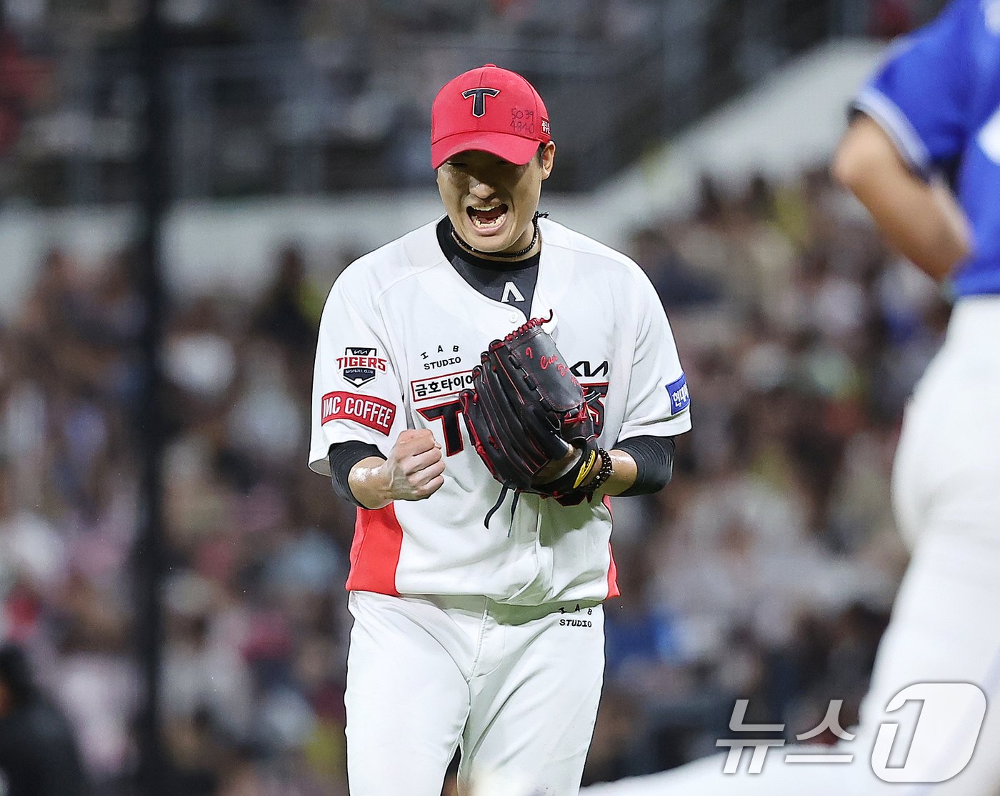 본문 이미지 - 24일 오후 광주 기아챔피언스필드에서 열린 '2024 신한 SOL 뱅크 KBO리그' 삼성 라이온즈와 KIA 타이거즈의 경기, KIA 선발 김도현이 7회초 이닝을 실점 없이 마친 뒤 포효하고 있다. 2024.9.24/뉴스1 ⓒ News1 김진환 기자