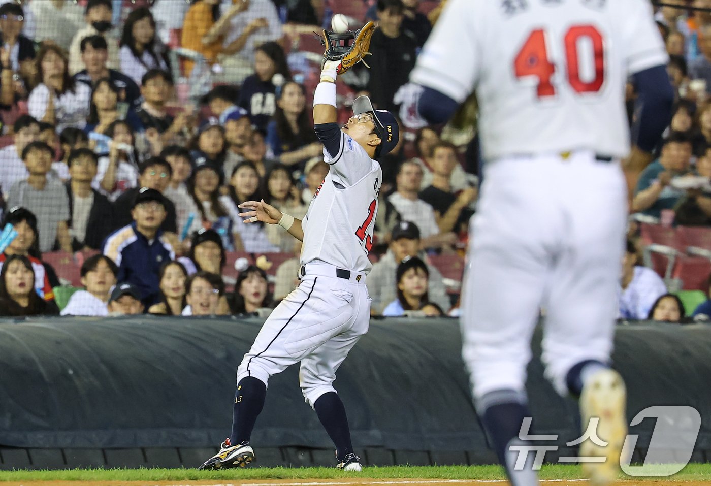 본문 이미지 - 24일 오후 서울 송파구 잠실야구장에서 열린 프로야구 '2024 신한 SOL 뱅크 KBO리그' NC 다이노스와 두산 베어스의 경기, 6회초 2사 1루 상황에서 두산 3루수 허경민이 NC 한석현의 타구를 처리하고 있다. 2024.9.24/뉴스1 ⓒ News1 김도우 기자