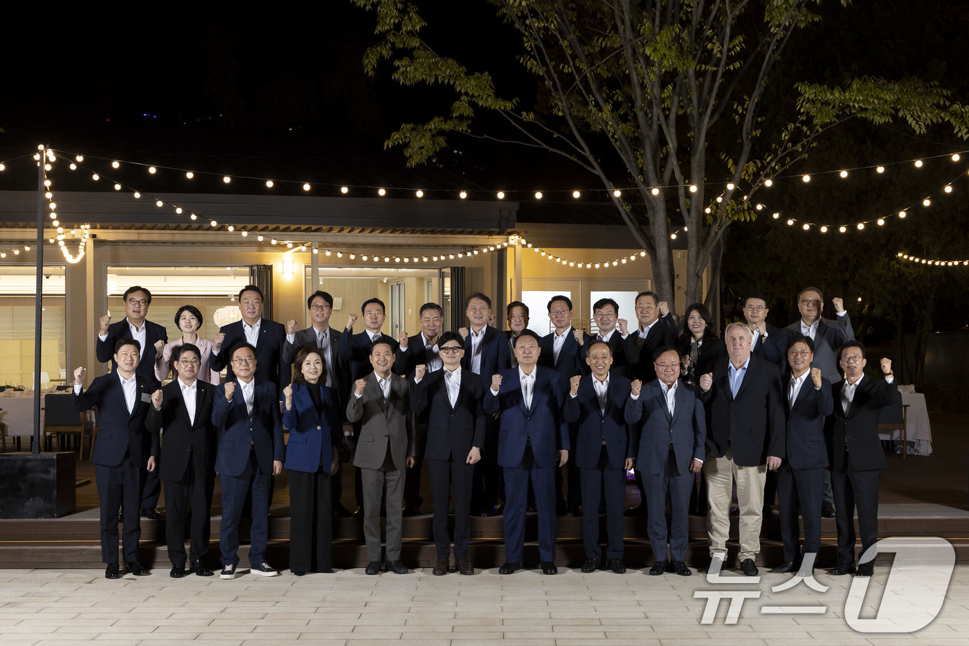 (서울=뉴스1) 송원영 기자 = 윤석열 대통령이 24일 용산 대통령실 앞 분수정원에서 국민의힘 지도부와의 만찬을 마치고 한동훈 대표, 추경호 원내대표 등과 기념촬영을 하고 있다. …