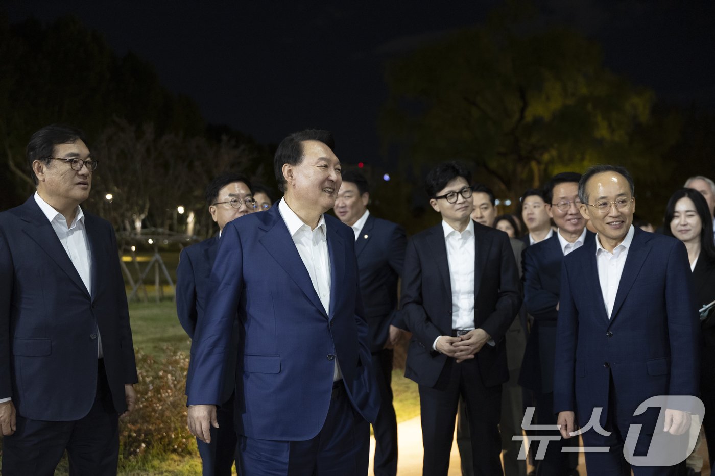 윤석열 대통령이 24일 용산 대통령실 앞 분수정원에서 국민의힘 지도부와의 만찬을 마치고 한동훈 대표, 추경호 원내대표 등과 대화를 나누고 있다. &#40;대통령실 제공&#41; 2024.9.24/뉴스1 ⓒ News1 송원영 기자