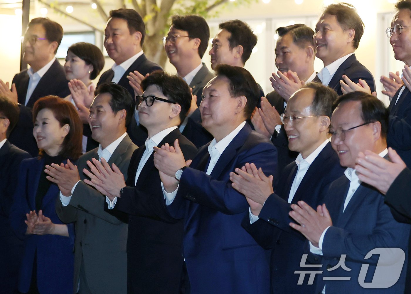 윤석열 대통령이 24일 용산 대통령실 앞 분수정원에서 국민의힘 지도부와의 만찬을 마치고 한동훈 대표, 추경호 원내대표 등과 박수를 치고 있다. &#40;대통령실 제공&#41; 2024.9.24/뉴스1 ⓒ News1 송원영 기자