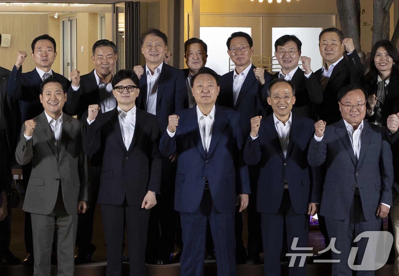 본문 이미지 - 윤석열 대통령이 24일 용산 대통령실 앞 분수정원에서 국민의힘 지도부와의 만찬을 마치고 한동훈 대표, 추경호 원내대표 등과 기념촬영을 하고 있다. &#40;대통령실 제공&#41; 2024.9.24/뉴스1 ⓒ News1 송원영 기자