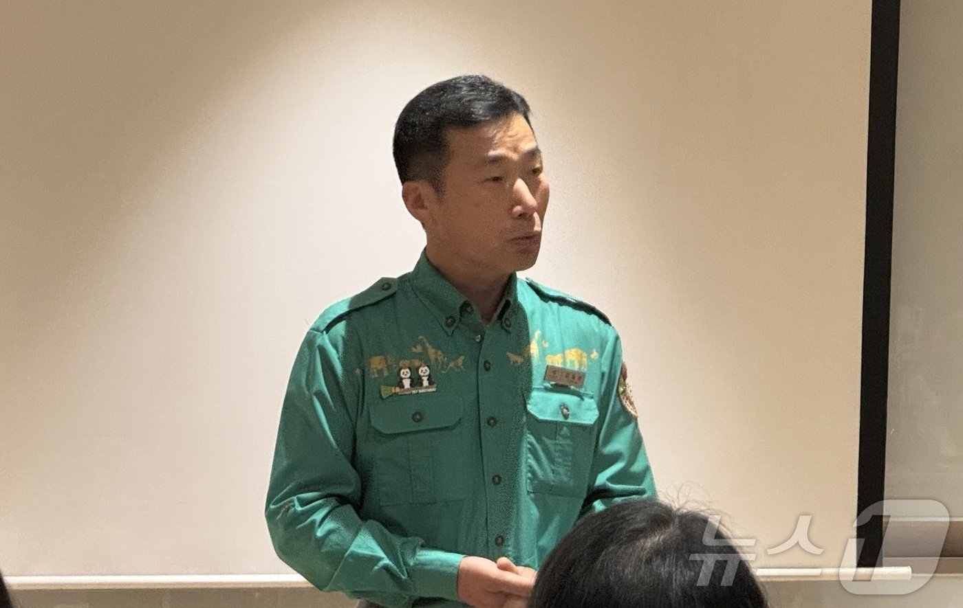 본문 이미지 - 강철원 에버랜드 주키퍼가 기자들과 만나 루이바오, 후이바오의 근황을 전하고 있다. ⓒ 뉴스1 김형준 기자