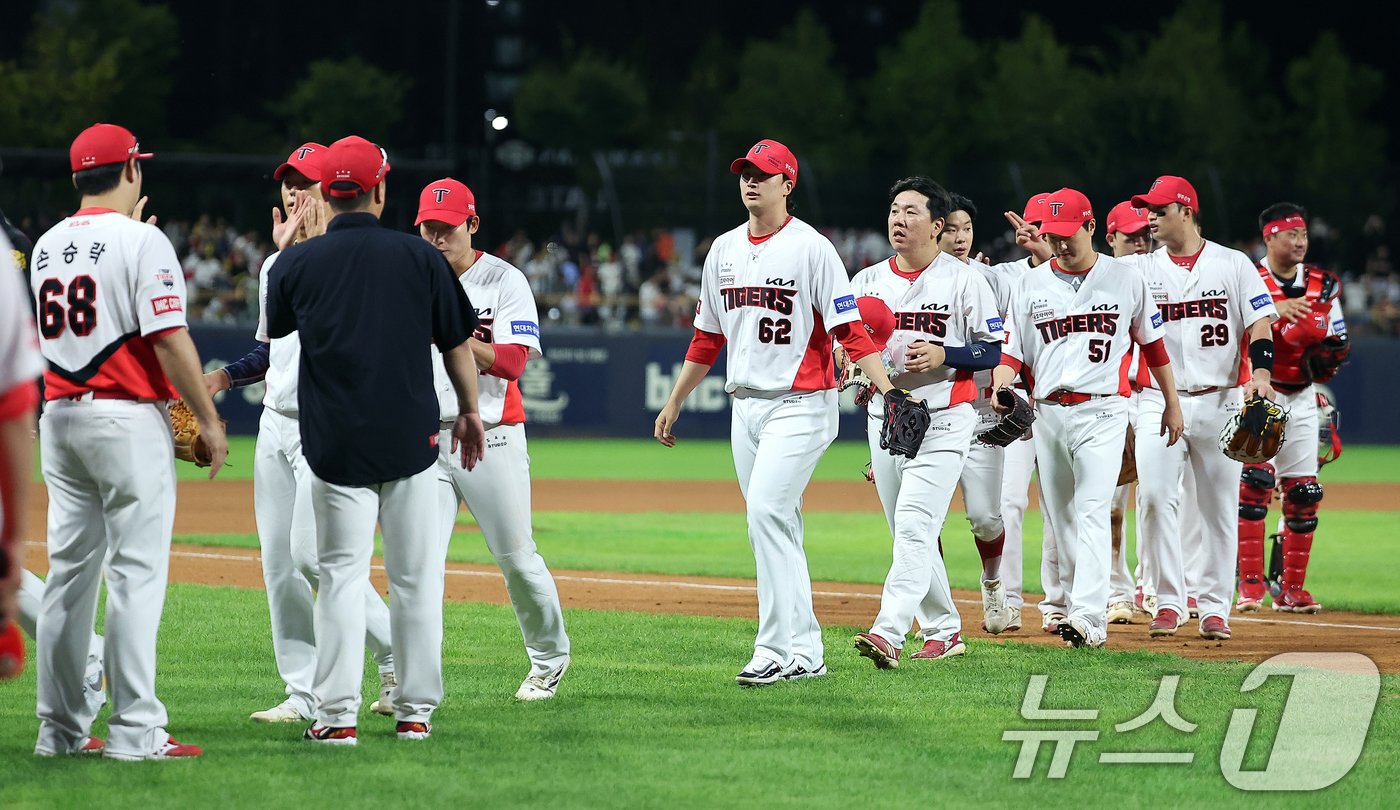 본문 이미지 - 24일 오후 광주 기아챔피언스필드에서 열린 '2024 신한 SOL 뱅크 KBO리그' 삼성 라이온즈와 KIA 타이거즈의 경기, 7대1로 승리한 KIA 선수들이 기쁨을 나누고 있다. 2024.9.24/뉴스1 ⓒ News1 김진환 기자