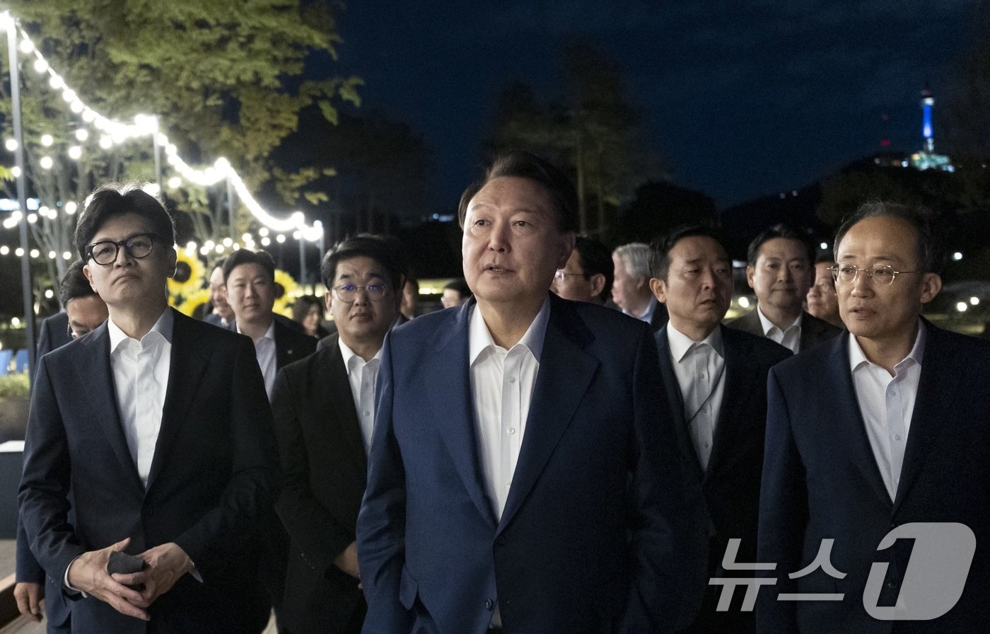 본문 이미지 - 윤석열 대통령이 24일 용산 대통령실 앞 분수정원에서 국민의힘 지도부와의 만찬을 마치고 한동훈 대표, 추경호 원내대표 등과 산책을 하고 있다. &#40;대통령실 제공&#41; 2024.9.24/뉴스1 ⓒ News1 송원영 기자