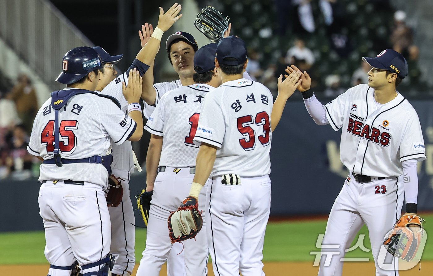 24일 오후 서울 송파구 잠실야구장에서 열린 프로야구 &#39;2024 신한 SOL 뱅크 KBO리그&#39; NC 다이노스와 두산 베어스의 경기, 10대5 승리를 거둔 두산 베어스 선수들이 기쁨을 나누고 있다. 2024.9.24/뉴스1 ⓒ News1 김도우 기자