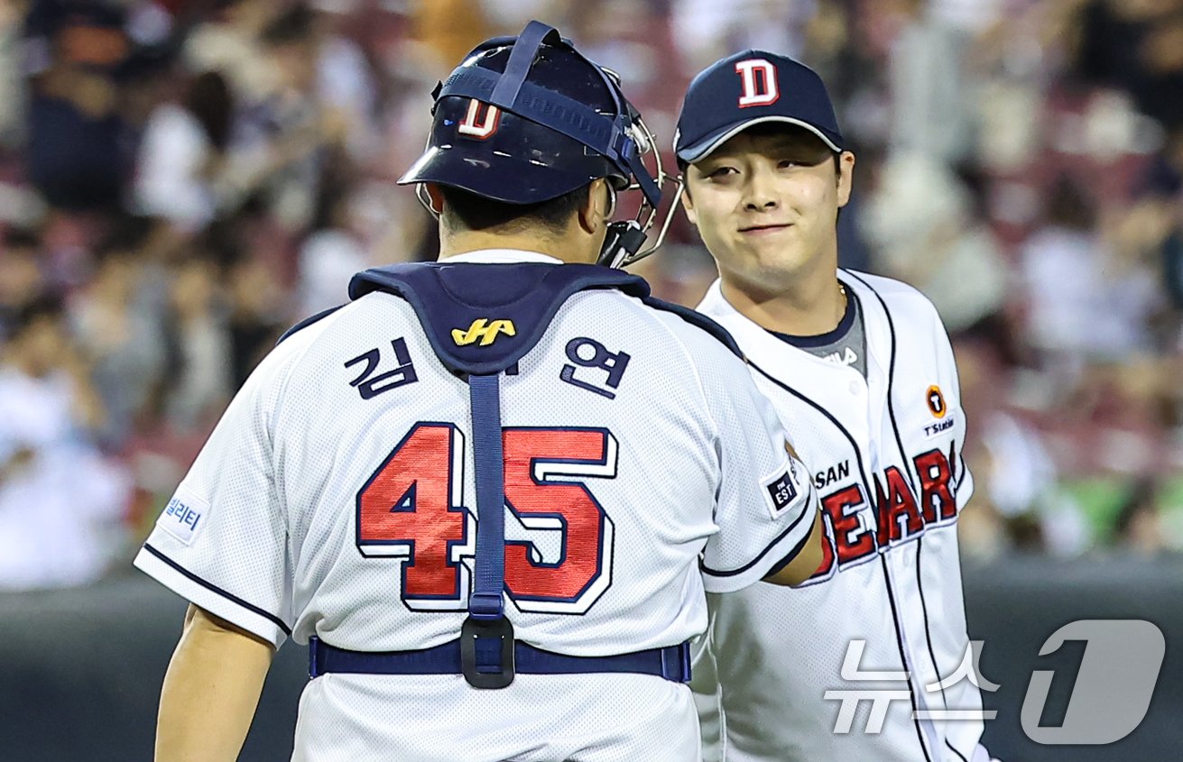 본문 이미지 - 24일 오후 서울 송파구 잠실야구장에서 열린 프로야구 '2024 신한 SOL 뱅크 KBO리그' NC 다이노스와 두산 베어스의 경기, 두산 박치국이 9회를 마무리하고 포수 김기연과 기쁨을 나누고 있다. 2024.9.24/뉴스1 ⓒ News1 김도우 기자
