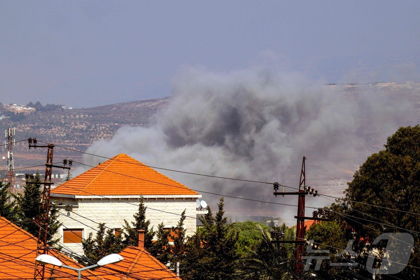 본문 이미지 - 24일 이스라엘군 공습이 가해진 레바논 남부 디빈시에서 검은 연기가 치솟고 있다. 이스라엘은 이날도 레바논내 헤즈볼라 거점들을 향해 수십차례의 공습을 단행했다고 밝혔다. 전날 이스라엘은 레바논에 2006년 전면전이래 최대 규모의 공습을 가해 어린이 35명을 포함해 492명을 숨지게 해 국제적 비난을 초래했다. 2024.09.24 ⓒ AFP=뉴스1 ⓒ News1 김지완기자