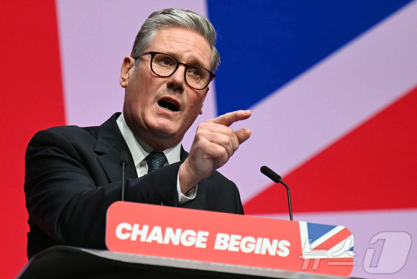 본문 이미지 - 24일&#40;현지시간&#41; 영국 북서부의 리버풀에서 열린 노동당 전당대회에서 키어 스타머 총리가 연설하고 있다. 노동당 전당대회는 지난 22일부터 열리고 있다. 2024.09.24 ⓒ AFP=뉴스1 ⓒ News1 김지완 기자