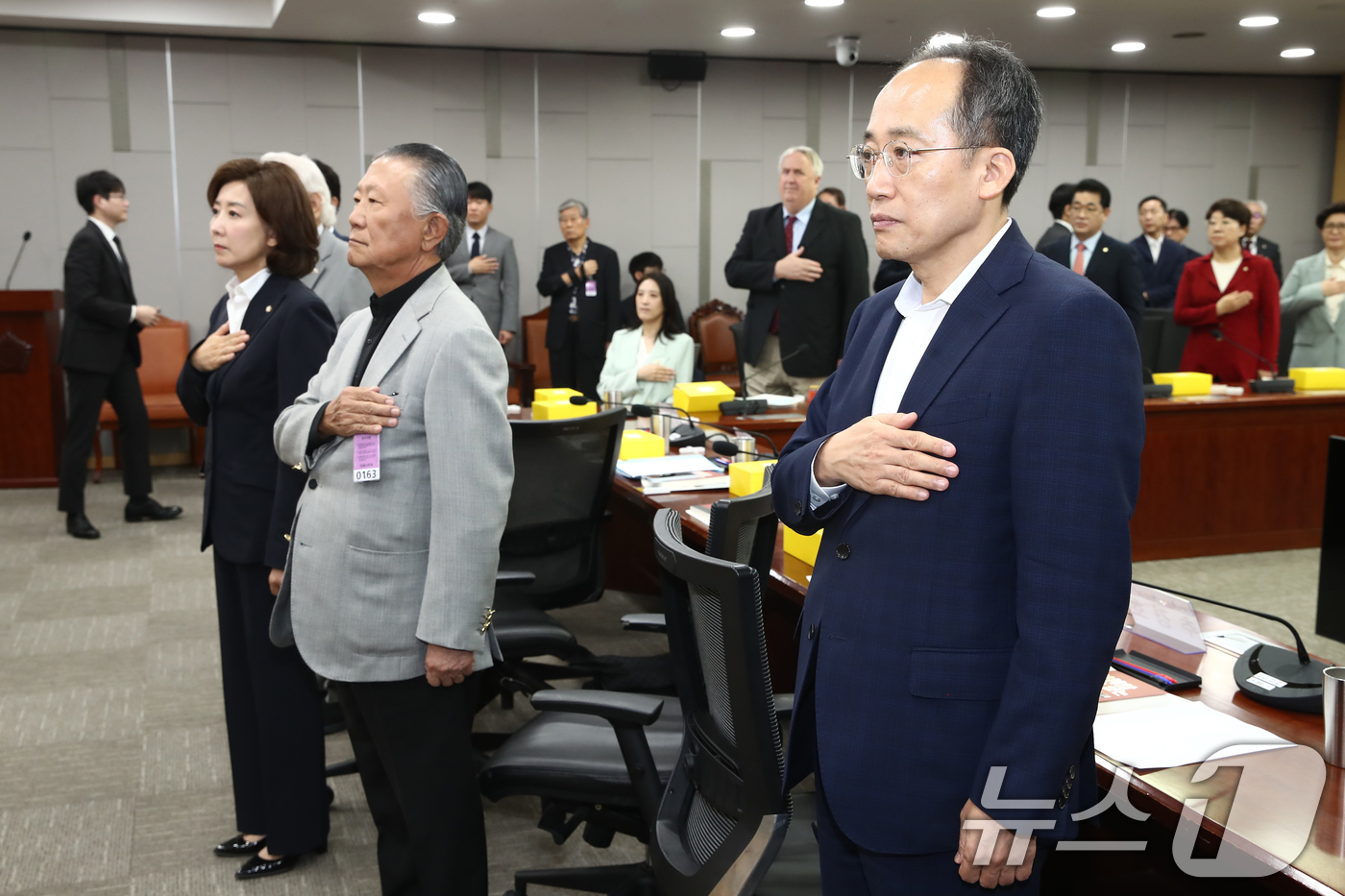 (서울=뉴스1) 이광호 기자 = 추경호 국민의힘 원내대표와 나경원 의원 등이 25일 오전 서울 여의도 국회에서 열린 이승만 대통령기념관 조기건립을 위한 이승만 발로알기 세미나에서 …