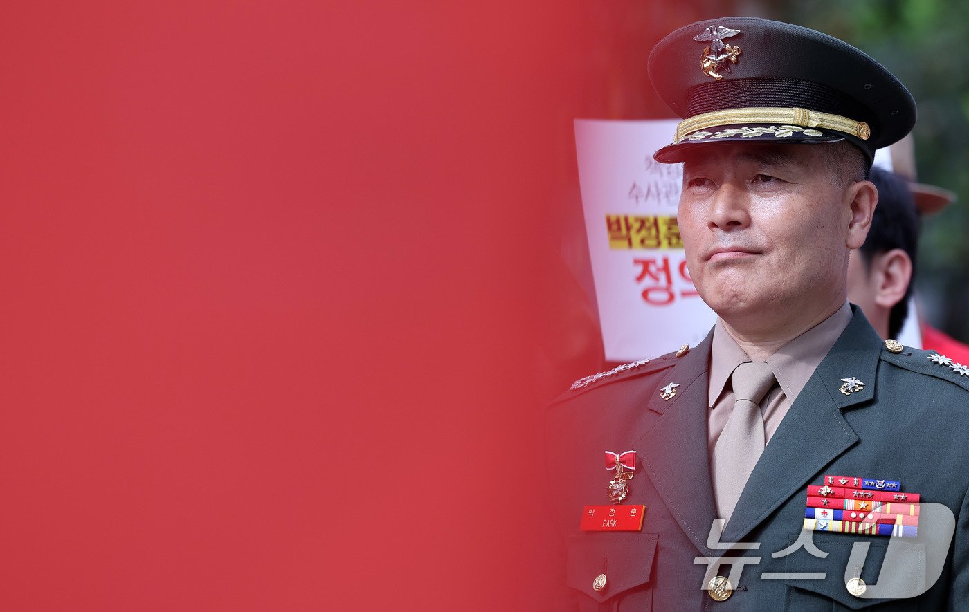 본문 이미지 - 채 해병 순직사건 수사 이첩 관련 항명 및 상관명예훼손 혐의로 기소된 박정훈 전 해병대 수사단장(대령)이 25일 오전 서울 용산구 중앙지역군사법원에서 열린 8차 공판에 출석하기 전 기자회견에 참석해 생각에 잠겨 있다. 2024.9.25/뉴스1 ⓒ News1 박지혜 기자