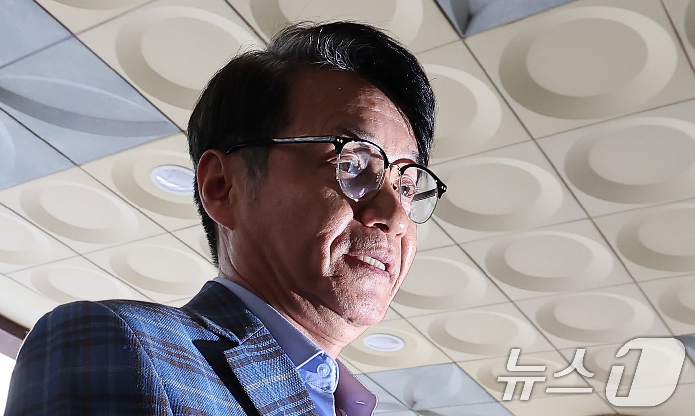 본문 이미지 - 윤석열 대통령 부인 김건희 여사에게 명품 가방을 건넨 최재영 목사가 25일 오전 위증 혐의로 경찰 조사를 받기 위해 서울 영등포경찰서에 출석하고 있다. 2024.9.25/뉴스1 ⓒ News1 김성진 기자