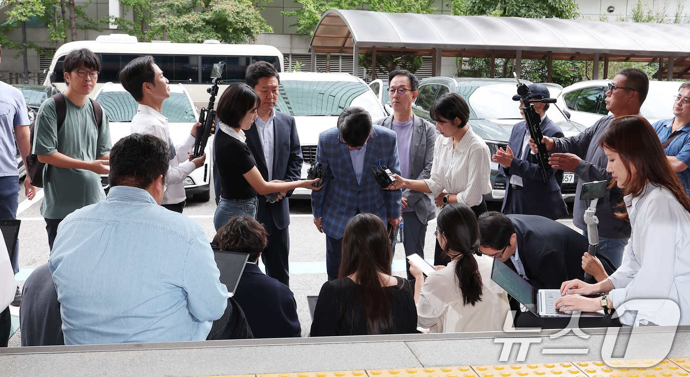 (서울=뉴스1) 김성진 기자 = 윤석열 대통령 부인 김건희 여사에게 명품 가방을 건넨 최재영 목사가 25일 오전 명품백 청문회 위증 혐의로 경찰 조사를 받기 위해 서울 영등포경찰서 …