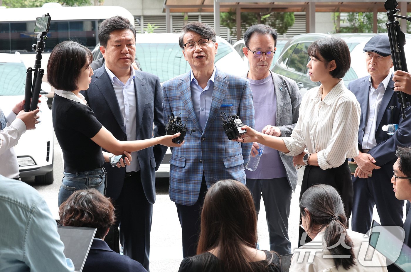 본문 이미지 - 윤석열 대통령 부인 김건희 여사에게 명품 가방을 건넨 최재영 목사가 25일 오전 명품백 청문회 위증 혐의로 경찰 조사를 받기 위해 서울 영등포경찰서에 출석하며 검찰의 수사심의위원회 결정에 대한 입장발표를 하고 있다. 2024.9.25/뉴스1 ⓒ News1 김성진 기자