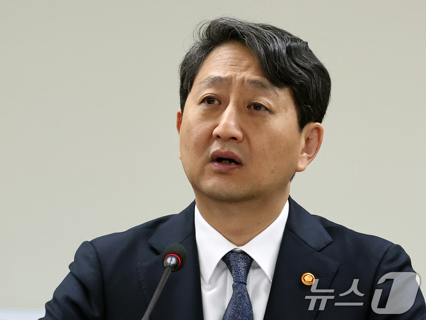 (서울=뉴스1) 황기선 기자 = 안덕근 산업통상자원부 장관이 25일 오전 서울 종로구 석탄회관에서 열린 '제2차 동해 심해 가스전 개발 전략회의'에서 모두발언을 하고 있다. 202 …