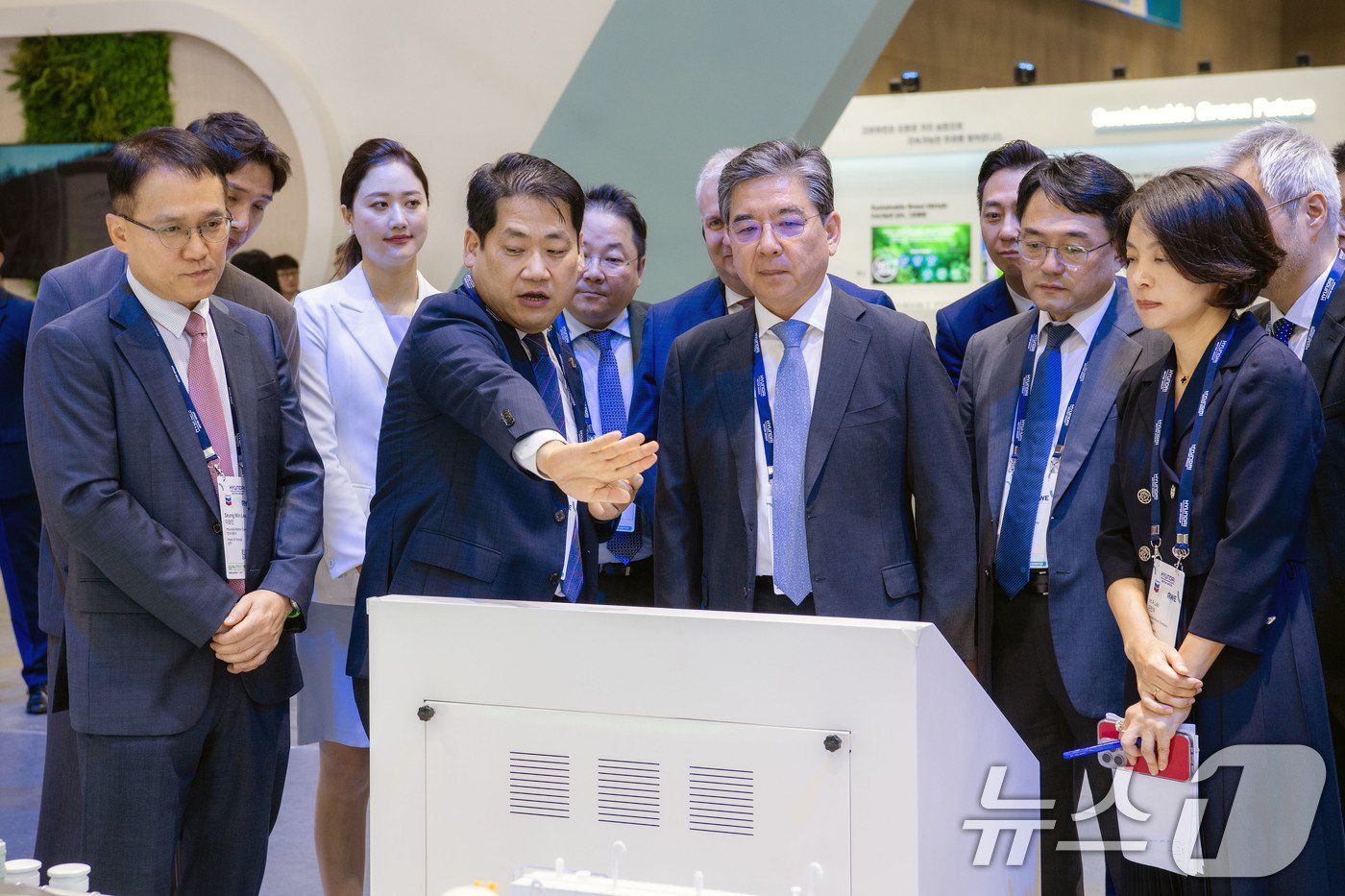 장재훈 현대차 대표이사 사장이 25일 경기도 고양시 킨텍스에서 열린 ‘H2 MEET&#40;H2 Mobility Energy Environment Technology&#41; 2024’ 행사에서 현대차그룹 부스를 둘러보고 있다. &#40;현대자동차그룹 제공&#41; 2024.9.25/뉴스1