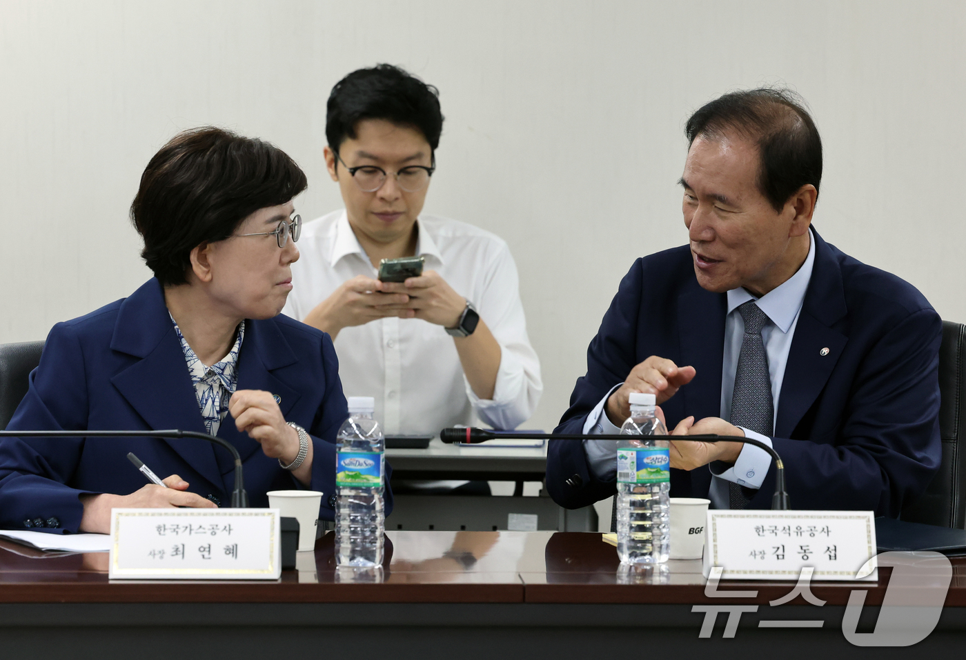 (서울=뉴스1) 황기선 기자 = 김동섭 한국석유공사 사장(오른쪽)과 최연혜 한국가스공사 사장이 25일 오전 서울 종로구 석탄회관에서 열린 '제2차 동해 심해 가스전 개발 전략회의' …