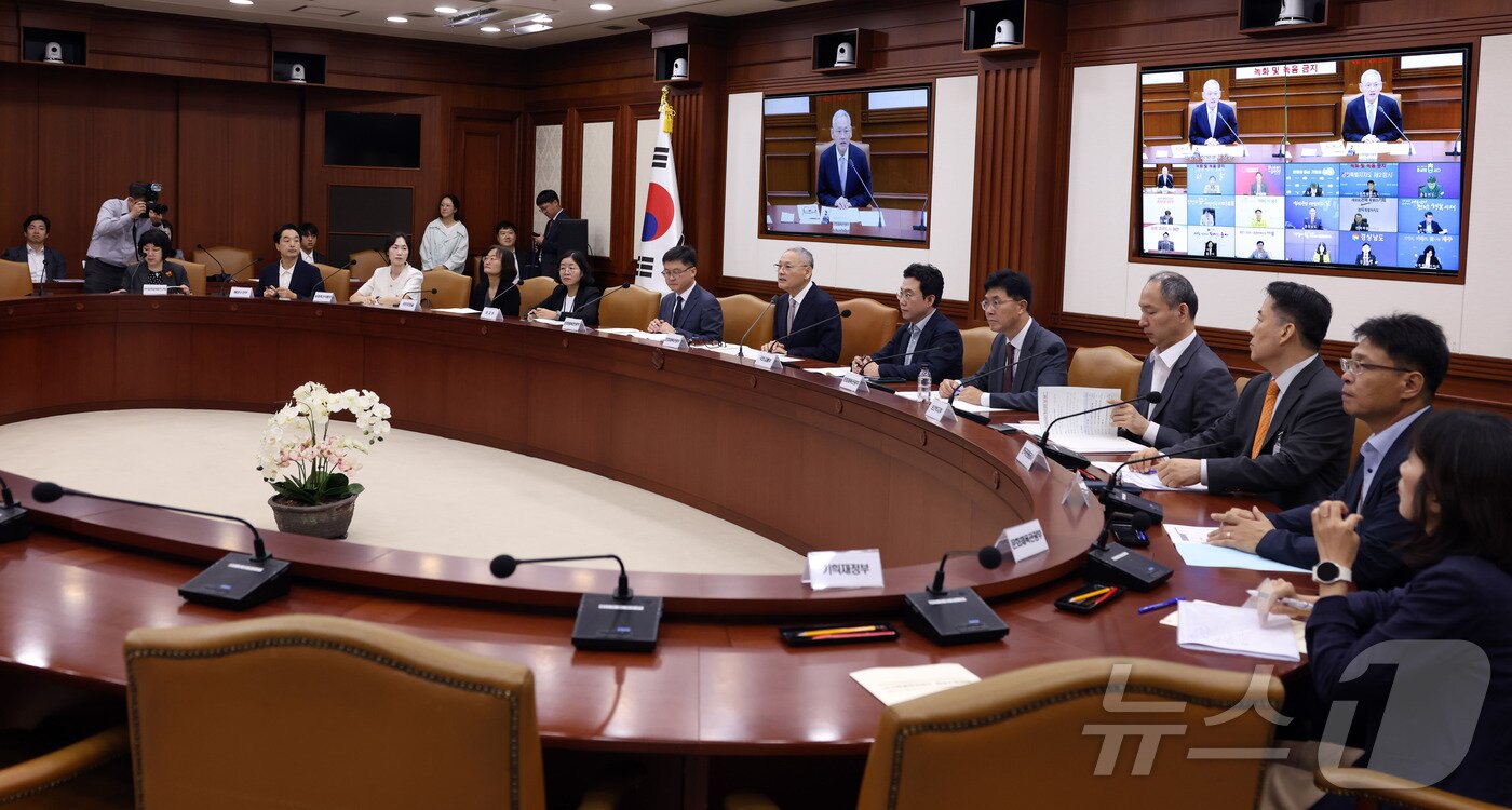 본문 이미지 - 유인촌 문화체육관광부 장관이 25일 서울 종로구 정부서울청사 영상회의실에서 열린 국가관광전략회의 확대조정회의에서 모두발언을 하고 있다.&#40;문체부 제공&#41;
