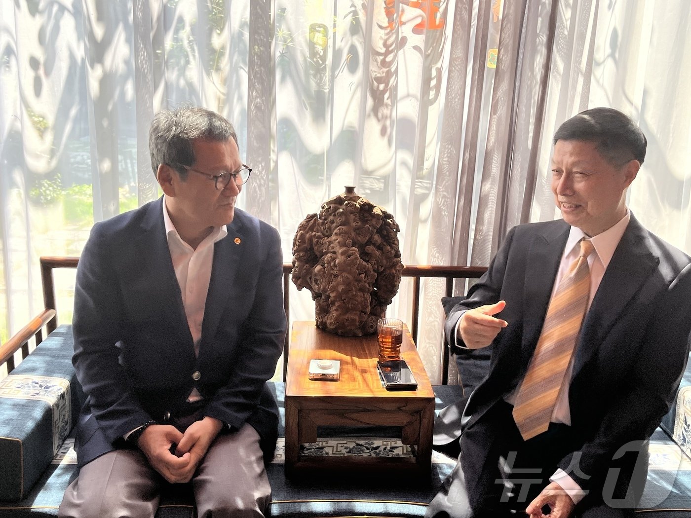 본문 이미지 - 자매결연 20주년을 맞아 중국 징저우시를 방문한 김홍규 강릉시장(사진 왼쪽)이 응대명 전 당서기와 환담을 나누고 있다.(강릉시 제공) 2024.9.25/뉴스1