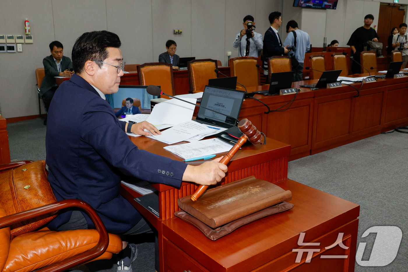 (서울=뉴스1) 안은나 기자 = 국회 운영위원회 배준영 국민의힘 간사와 의원들이 25일 오전 서울 여의도 국회에서 열린 운영위 제418회국회(정기회) 제3차 전체회의에서 '대통령 …