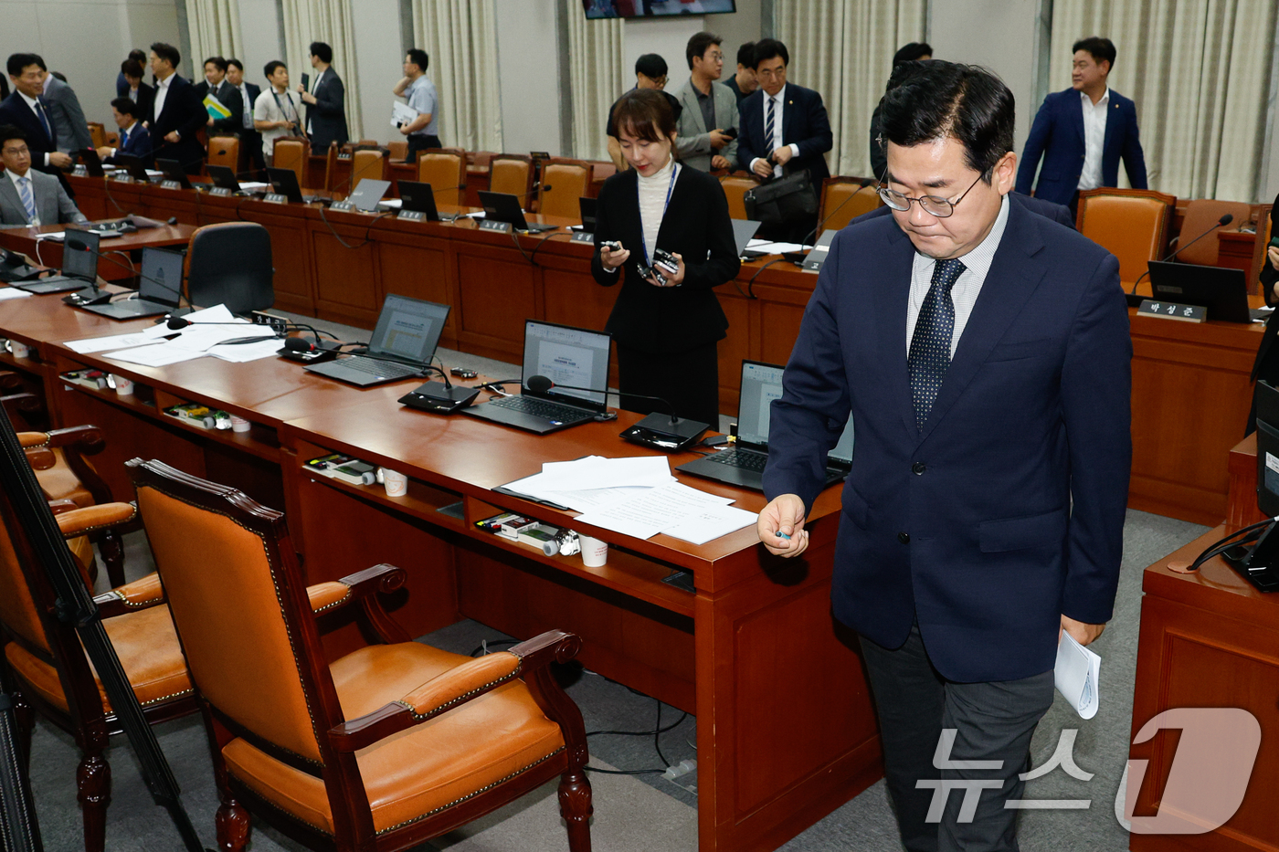 (서울=뉴스1) 안은나 기자 = 국회 운영위원회 배준영 국민의힘 간사와 의원들이 25일 오전 서울 여의도 국회에서 열린 운영위 제418회국회(정기회) 제3차 전체회의에서 '대통령 …