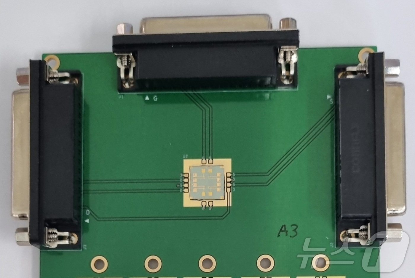 본문 이미지 - 트랜지스터를 방사선 측정용 보드 가운데 부착한 감마선 조사실험(원자력연구원 제공)2024.9.25/뉴스1