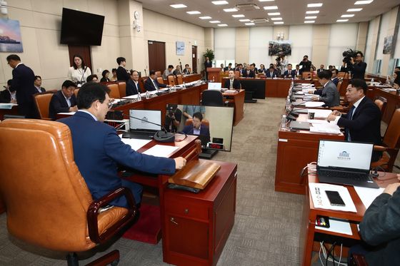 국방위 '우크라 참관단' 충돌…"훈령상 가능" vs "국회 동의 필요"