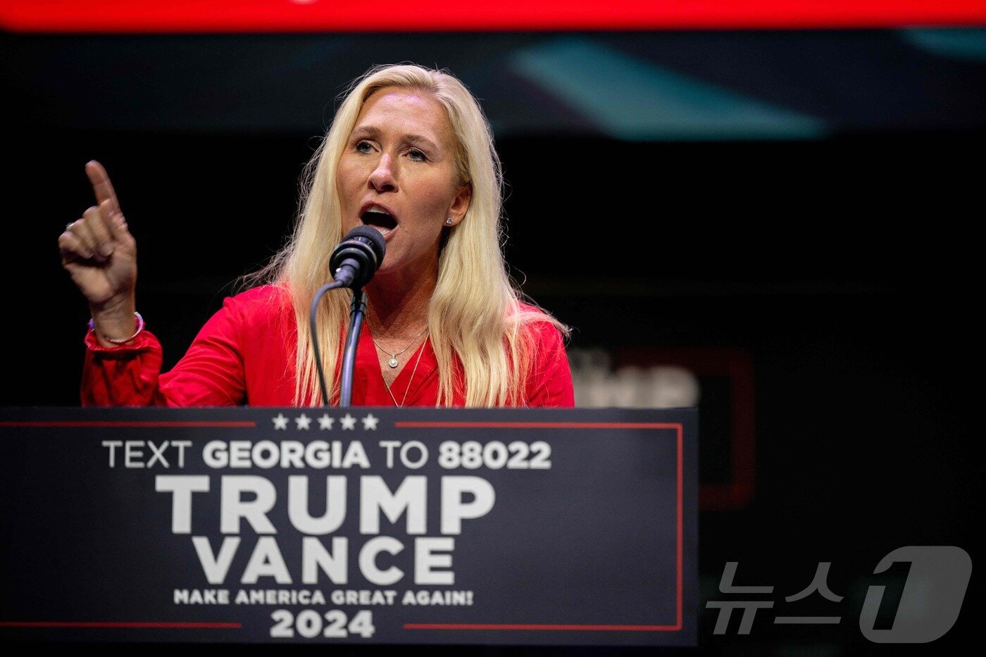 본문 이미지 - 24일&#40;현지시간&#41; 미국 조지아주 서배너의 조지 머서 극장에서 열린 공화당 대선후보 도널드 트럼프 전 대통령 선거 유세에서 마조리 테일러 그린 하원의원&#40;공화·조지아&#41;이 발언하고 있다. 이날 트럼프 전 대통령은 세제 개혁, 제조업 부흥 등 자신이 당선될 경우 있을 경제 정책을 적극 내세웠다. 2024.09.24 ⓒ AFP=뉴스1 ⓒ News1 김지완 기자