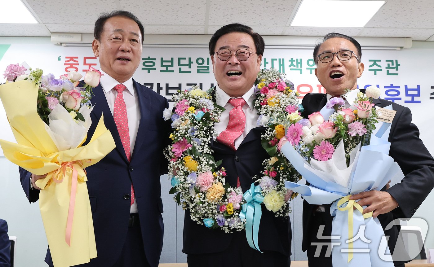 본문 이미지 - 25일 서울 영등포구 여의도 산림비전센터에서 열린 10.16 서울시교육감 보궐선거 중도우파 단일후보 확정 기자회견에서 단일후보로 추대된 조전혁 후보&#40;가운데&#41;가 안양옥·홍후조 후보의 축하를 받고 있다. 2024.9.25/뉴스1 ⓒ News1 김성진 기자