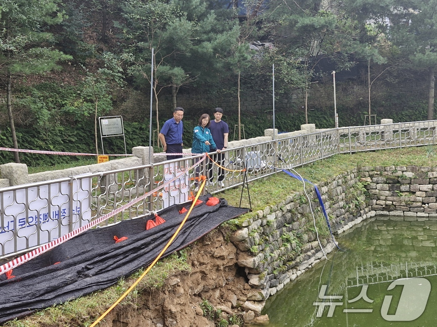 (서울=뉴스1) = 이종희 국가유산청 문화유산국장(가운데)이 25일 오전 호우로 우물지 석축이 일부 붕괴됐던 서울 금천구 ‘서울 호암산성’을 방문, 피해 규모와 조치 상황 등을 관 …