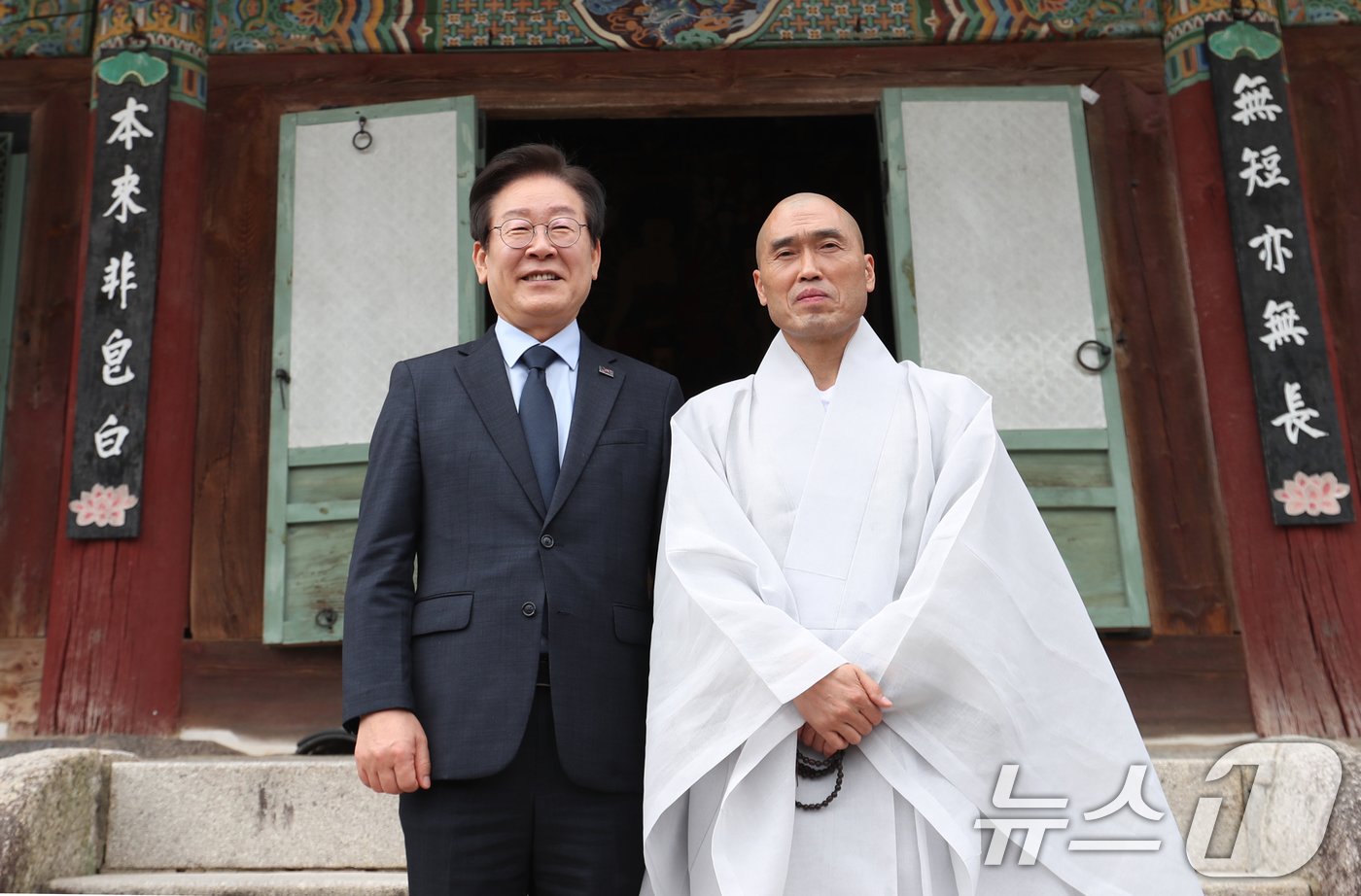 이재명 더불어민주당 대표가 25일 부산 금정구 범어사를 찾아 주지 정오스님과 기념촬영을 하고 있다. 2024.9.25/뉴스1 ⓒ News1 윤일지 기자