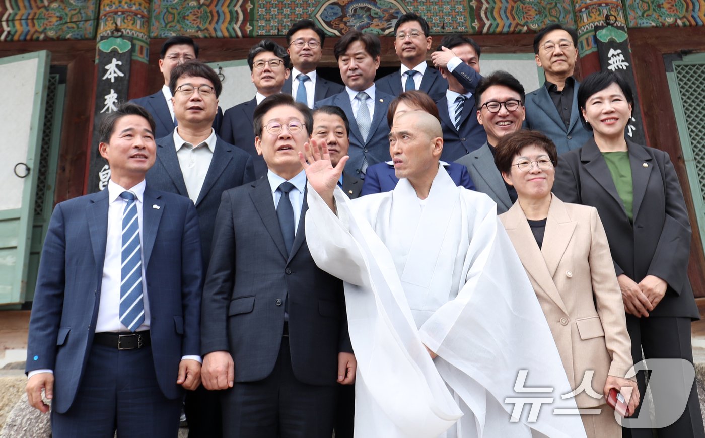 이재명 더불어민주당 대표가 25일 부산 금정구 범어사를 찾아 주지 정오스님과 대화하고 있다. 2024.9.25/뉴스1 ⓒ News1 윤일지 기자