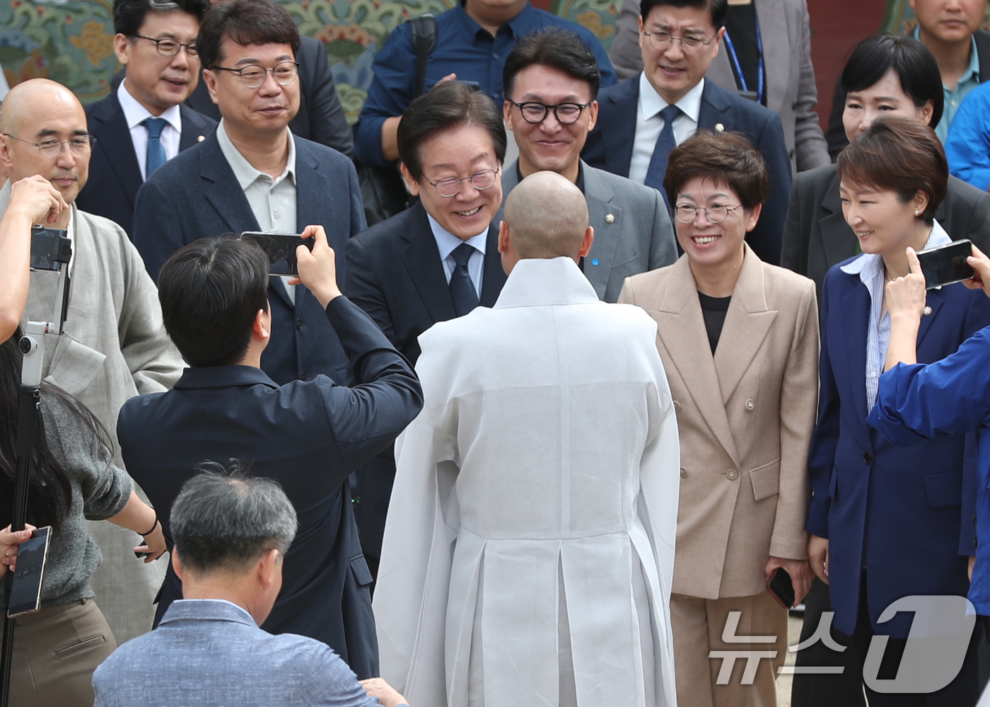 (부산=뉴스1) 윤일지 기자 = 이재명 더불어민주당 대표가 25일 부산 금정구 범어사를 찾아 주지 정오스님과 대화하고 있다. 2024.9.25/뉴스1