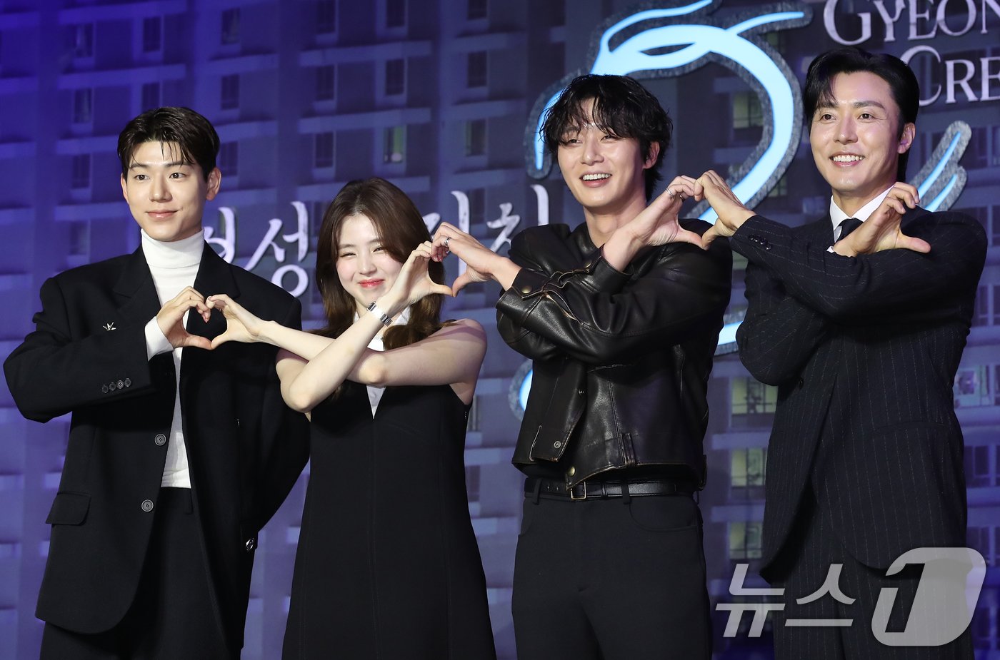 본문 이미지 - 배우 배현성(왼쪽부터)과 한소희, 박서준, 이무생이 25일 서울 용산구 드래곤시티호텔에서 열린 넷플릭스 시리즈 '경성크리처2'(극본 강은경/연출 정동윤) 제작발표회에 참석해 포즈를 취하고 있다. ‘경성크리처2’는 2024년 서울, 태상(박서준 분)과 모든 것이 닮은 호재와 경성의 봄을 살아낸 채옥(한소희 분)이 만나 끝나지 않은 경성의 인연과 운명, 악연을 파헤치는 이야기를 그렸다. 2024.9.25/뉴스1 ⓒ News1 권현진 기자
