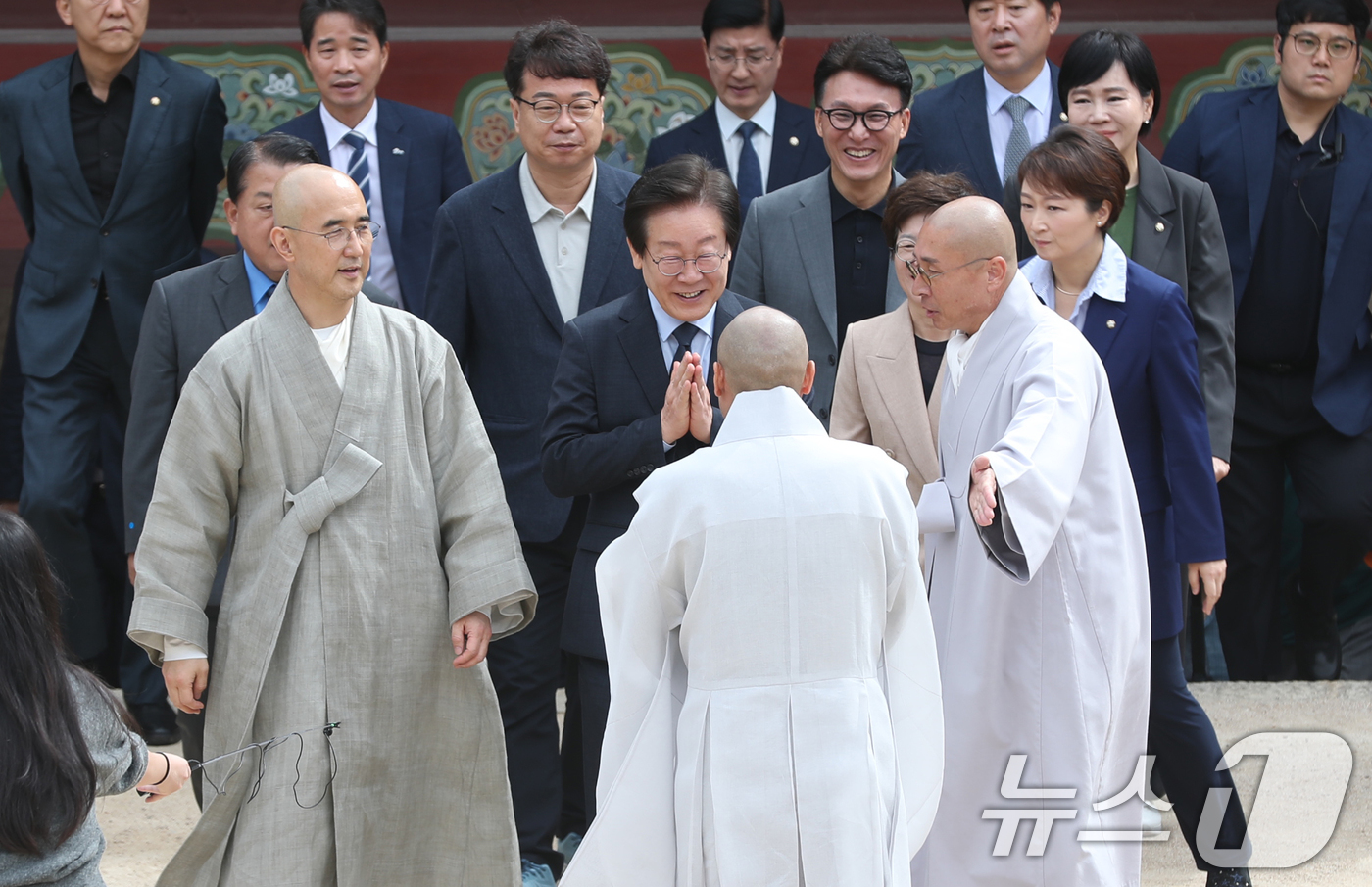 (부산=뉴스1) 윤일지 기자 = 이재명 더불어민주당 대표가 25일 부산 금정구 범어사를 찾아 주지 정오스님과 만나며 합장하고 있다. 2024.9.25/뉴스1