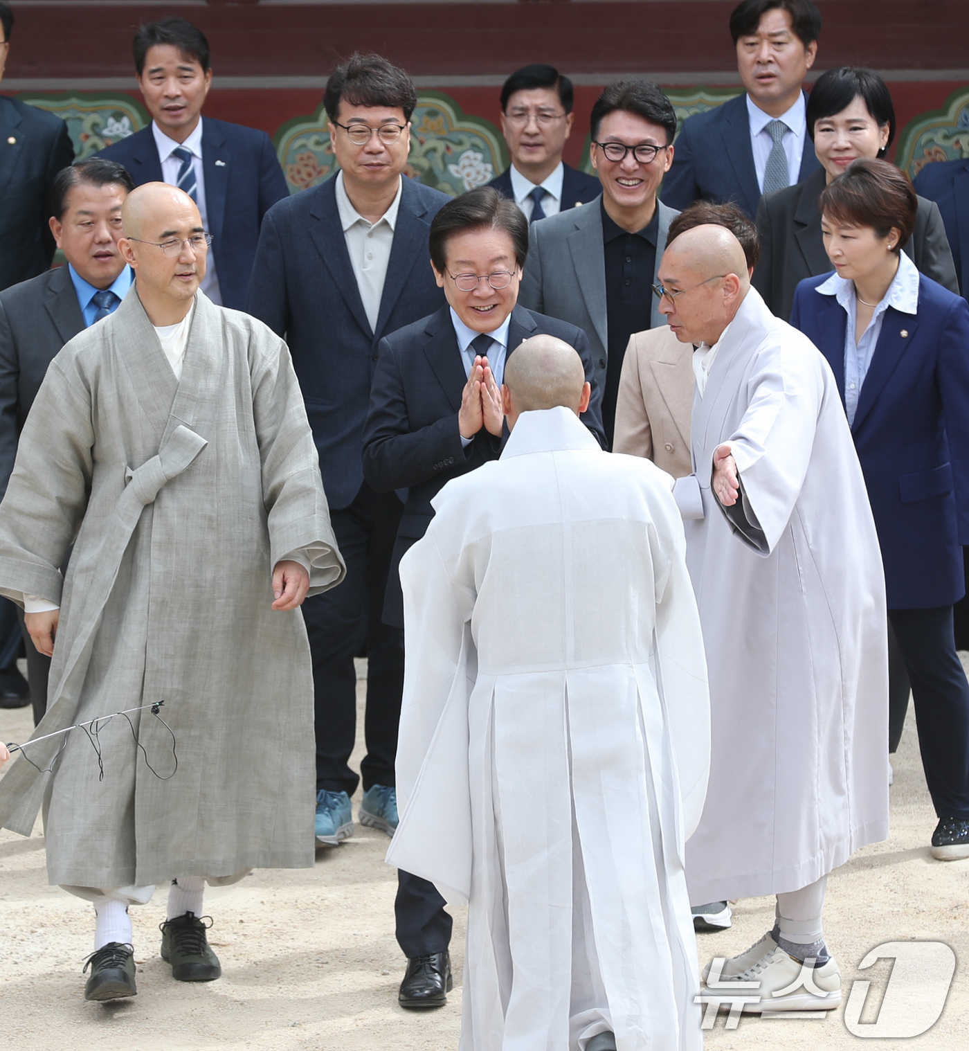 (부산=뉴스1) 윤일지 기자 = 이재명 더불어민주당 대표가 25일 부산 금정구 범어사를 찾아 주지 정오스님과 만나며 합장하고 있다. 2024.9.25/뉴스1