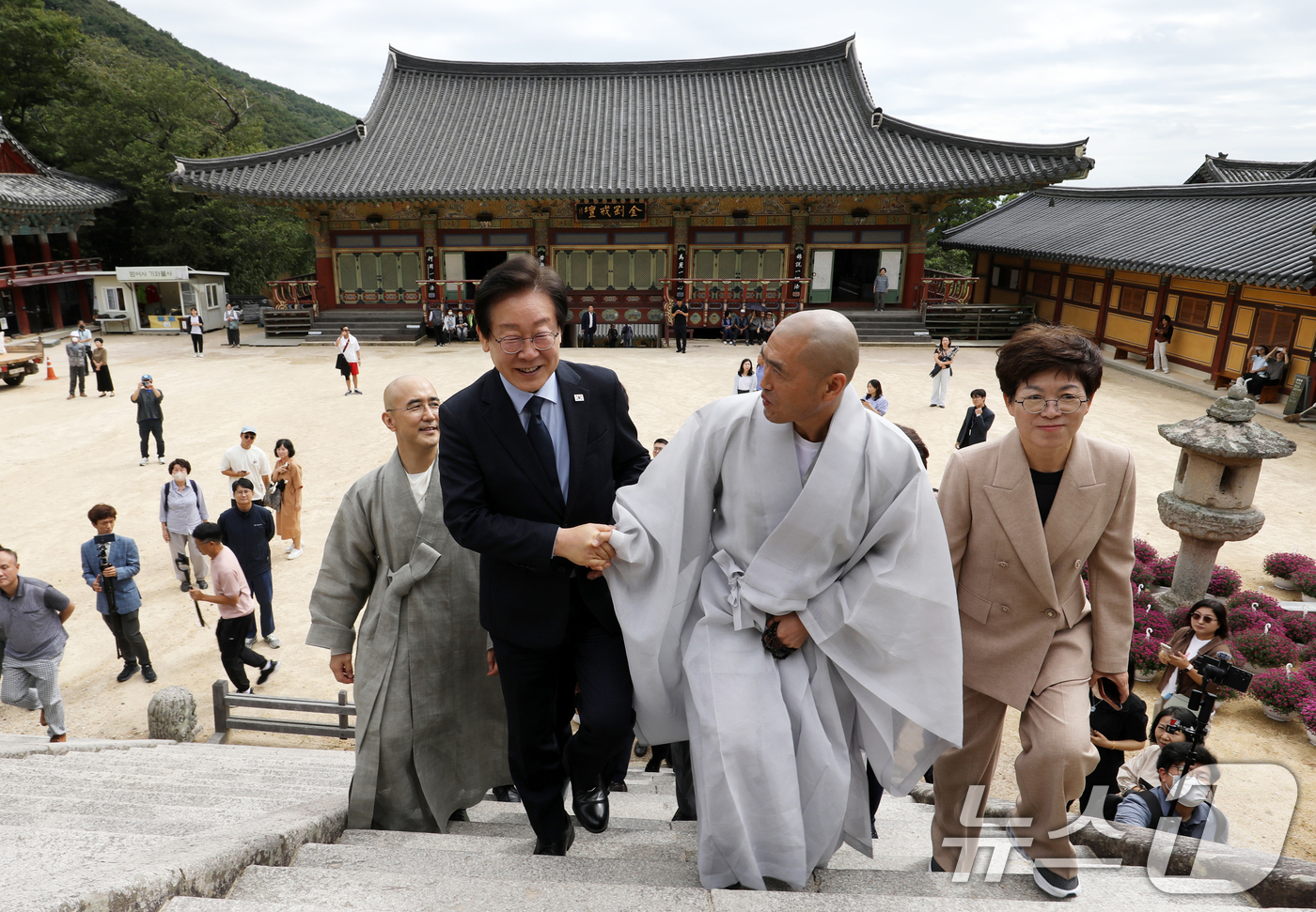 (부산=뉴스1) 윤일지 기자 = 이재명 더불어민주당 대표가 25일 부산 금정구 범어사를 찾아 주지 정오스님과 대화하며 이동하고 있다. 2024.9.25/뉴스1