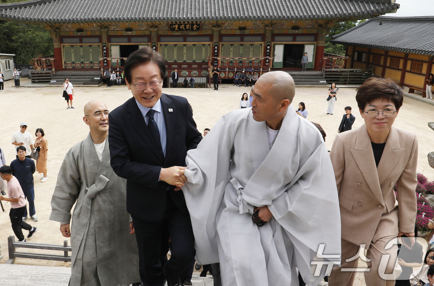 (부산=뉴스1) 윤일지 기자 = 이재명 더불어민주당 대표가 25일 부산 금정구 범어사를 찾아 주지 정오스님과 대화하며 이동하고 있다. 2024.9.25/뉴스1