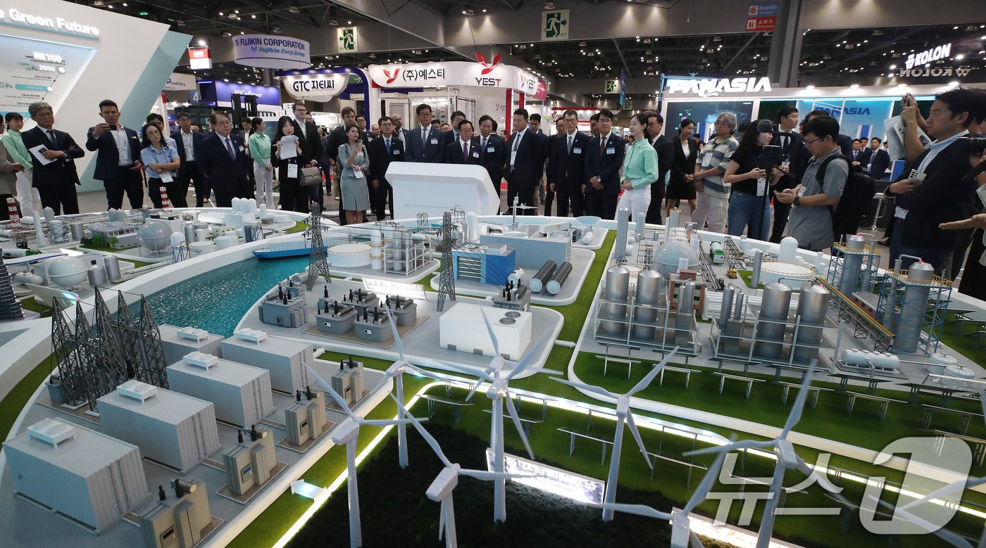 본문 이미지 - 25일 경기 고양시 일산서구 킨텍스에서 열린 국내 대표 수소산업 전문 전시회 'H2MEET 2024'에서 최남호 산업통상자원부 차관, 이종배 국민의힘 의원, 정태호 더불어민주당 의원 등이 고려아연 부스를 살펴보고 있다. 2024.9.25/뉴스1 ⓒ News1 임세영 기자