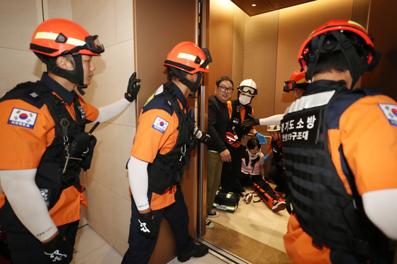 아파트 정전에 엘리베이터 3대 멈춰…주민 6명 40분 만에 구조