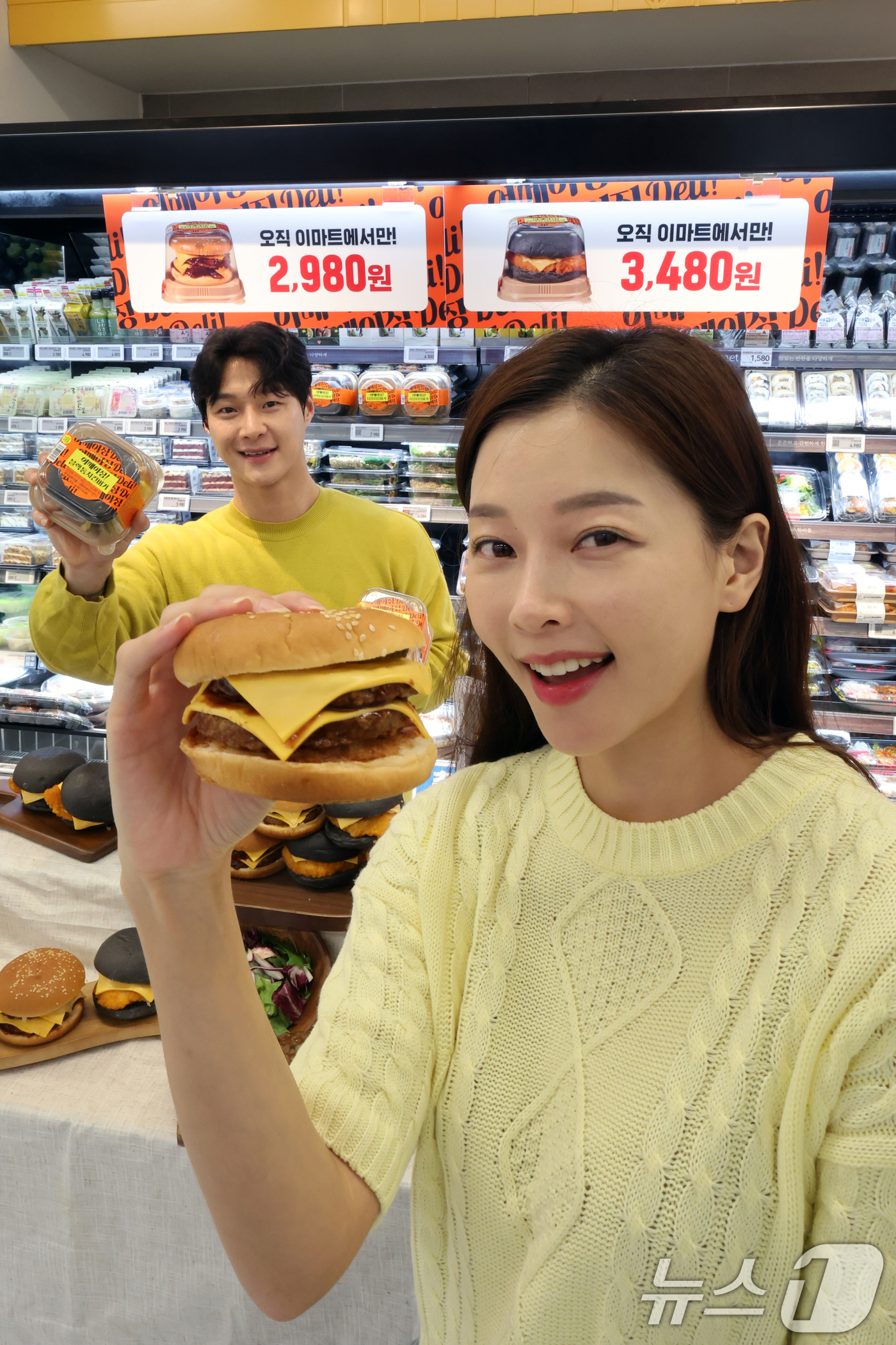 (서울=뉴스1) 황기선 기자 = 25일 서울 용산구 이마트 용산점에서 모델들이 '어메이징 버거' 2종을 소개하고 있다.'어메이징 더블더블 버거'와 '어메이징 블랙통치킨 버거'는 오 …