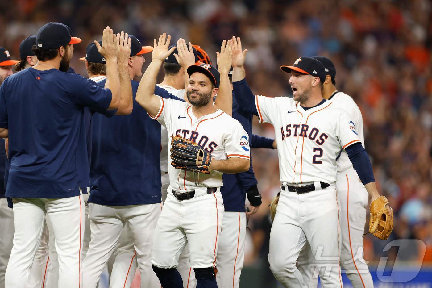 본문 이미지 - 4년 연속 아메리칸리그 서부지구를 제패한 휴스턴 선수들이 기쁨을 즐기고 있다. ⓒ AFP=뉴스1