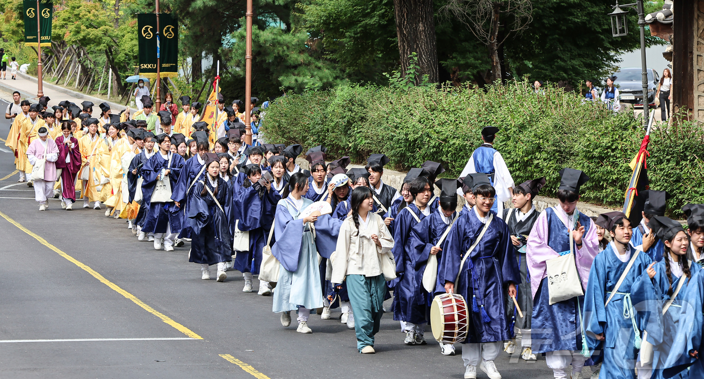 (서울=뉴스1) 김도우 기자 = 성균관 유생 전통 의상인 단령을 입은 성균관대학교 학생들이 25일 서울 종로구 성균관 대성전에서 열린 ‘2023 유소문화축제 고하노라’ 행사에서 유 …