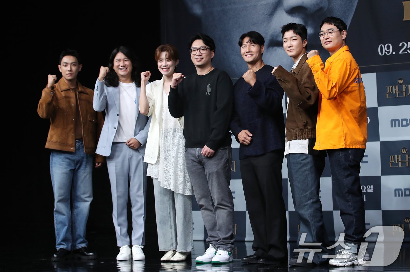 본문 이미지 - 이준(왼쪽부터)과 임우일, 장도연, 노승욱 PD, 김종국, 이승훈, 박영진이 25일 서울 마포구 상암 MBC에서 열린 새 예능 ‘짠남자’ 제작발표회에 참석해 포즈를 취하고 있다. ‘짠남자’는 김종국과 절약 DNA를 가진 '소금이'들이 ‘흥청이&망청이’들의 생활 습관을 뜯어보며 참교육하는 프로그램이다. 2024.9.25/뉴스1 ⓒ News1 권현진 기자