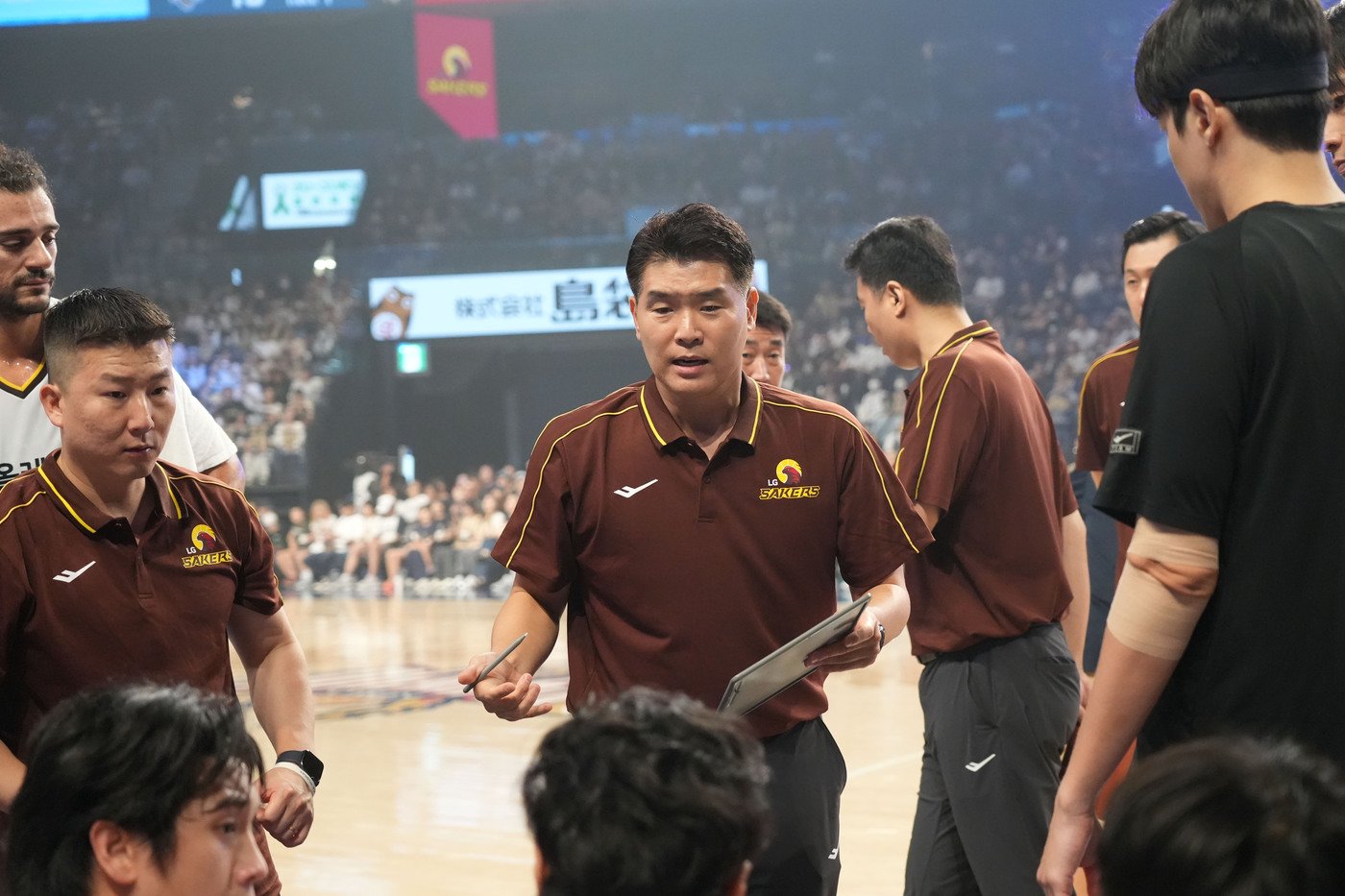 본문 이미지 - 창원 LG 조상현 감독이 선수들을 지도하고 있다.(LG 제공)