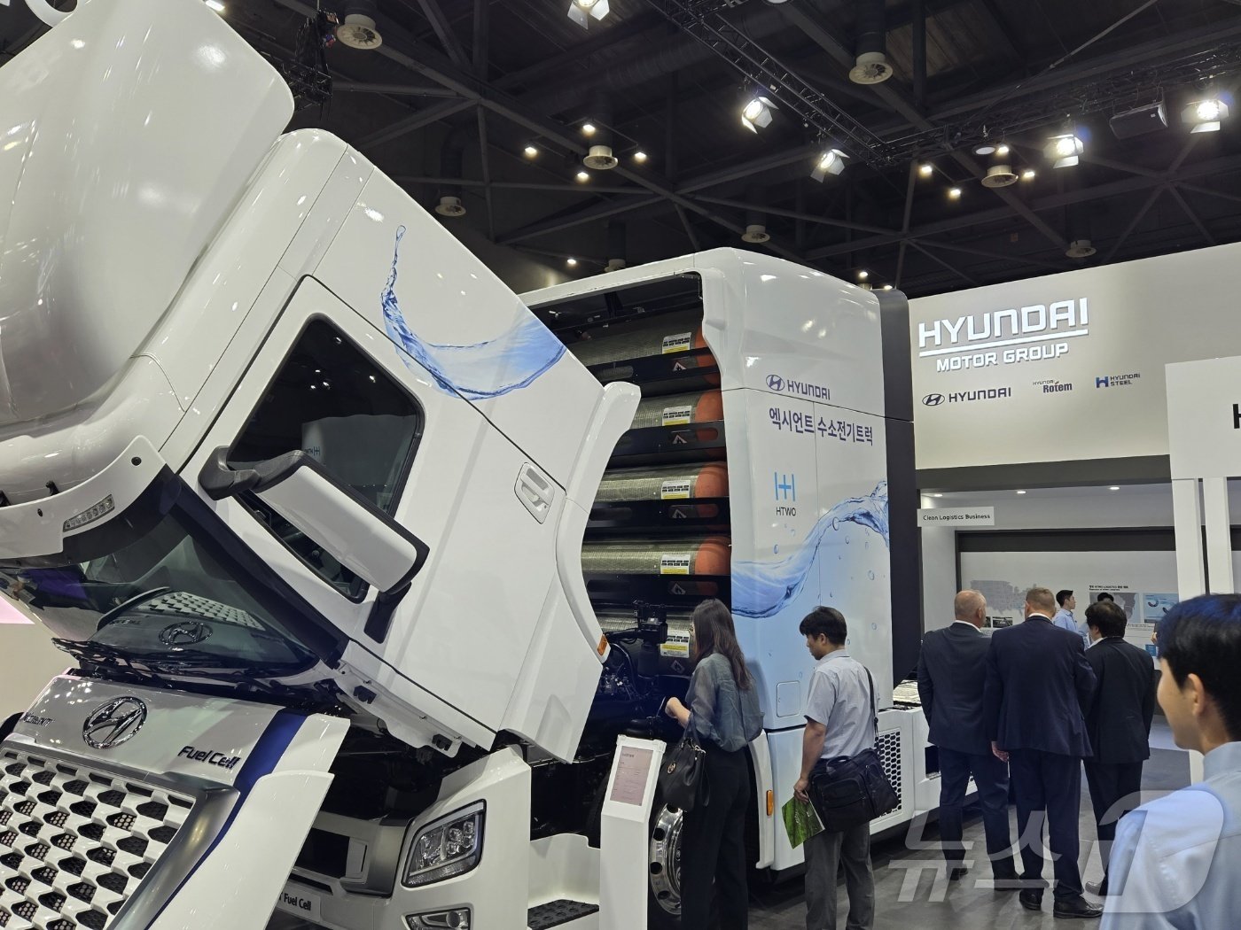 본문 이미지 - 현대자동차의 '엑시언트' 수소 전기 트럭이 25일 고양 일산 킨텍스에서 개막한 'H2MEET 2024' 현대차그룹 부스에 전시된 모습. 2024.09.25/뉴스1 ⓒ News1 김성식 기자