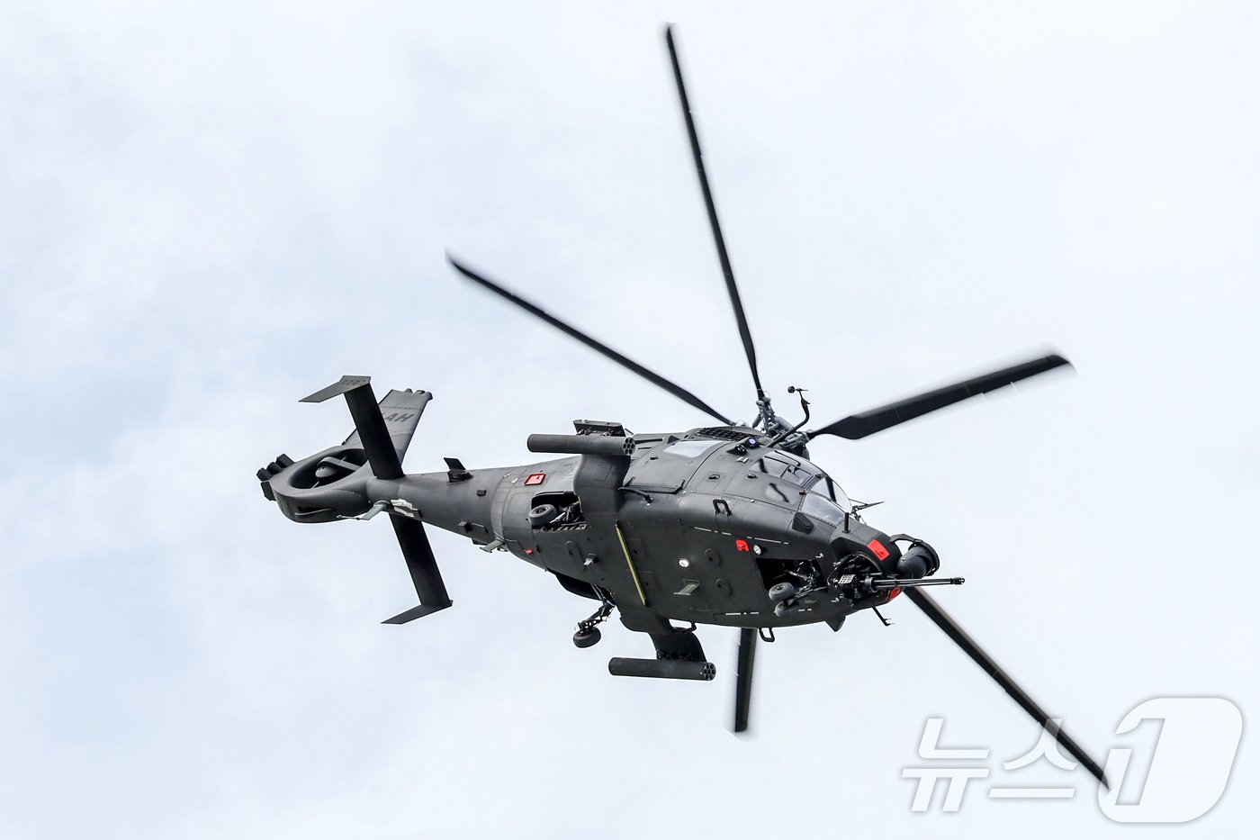 본문 이미지 - 지난 9월 25일 경기도 성남시 서울공항에서 열린 '건군 76주년 국군의 날 미디어데이' 행사에서 차세대 공격헬기 LAH(소형무장헬기)가 힘차게 비행하고 있다. 2024.10.1/뉴스1 ⓒ News1 민경석 기자