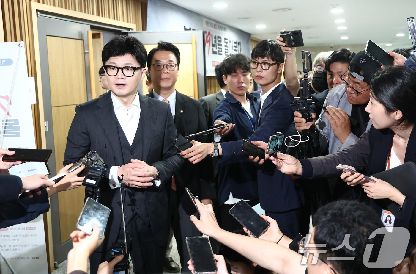 본문 이미지 - 한동훈 국민의힘 대표가 25일 오후 서울 여의도 국회 의원회관에서 취재진 질의에 답변하고 있다. 2024.9.25/뉴스1 ⓒ News1 김민지 기자